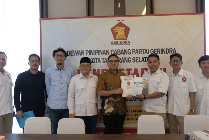 Bacawalkot Tangsel Fahd Pahdepie mendaftar ke konvensi  Partai Gerindra di kantor DPW Gerindra Banten di Serang, Sabtu (9/11).
