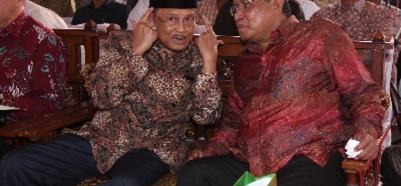 Bacharuddin Jusuf Habibie (left) and the Chairman of Nahdatul Ulama (PBNU), Said Aqil Siroj, attend the opening of   international seminar on Ulama Pesantren's Role in Overcoming Global Terrorism in Cirebon.