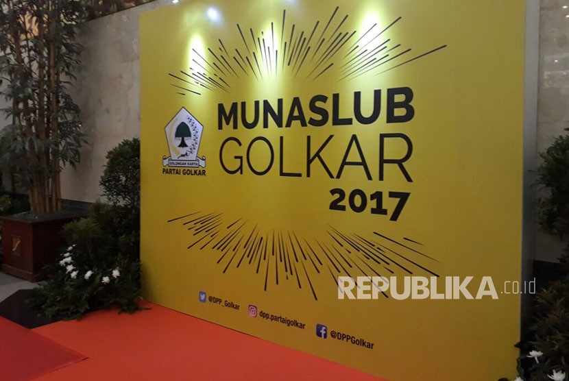 Backdrop bertuliskan Munaslub Golkar 2017 dan hiasan kain berwarna putih dan kuning  terpasang di sekitar Balai Pertemuan JCC jelang pembukaan Rapimnas dan Munaslub Partai Golkar, Jakarta, Senin (17/12). 