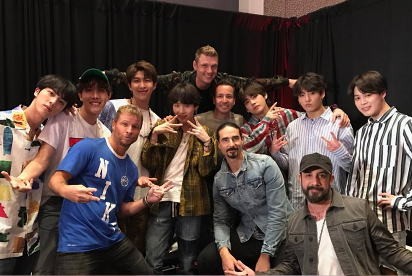 Backstreet Boys berfoto bareng BTS.