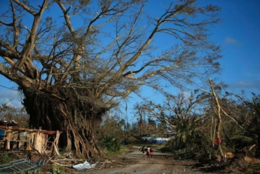 Badai angin topan Pam menghancurkan rumah dan kebun penduduk Pulau Tanna Island, awal 2015. 