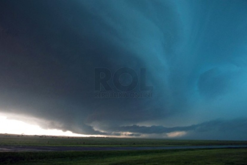    Badai bergerak sesaat sebelum menghasilkan tornado dekat El Reno, Oklahoma, Jumat (31/5) waktu setempat.  (AP/Chris Machis))