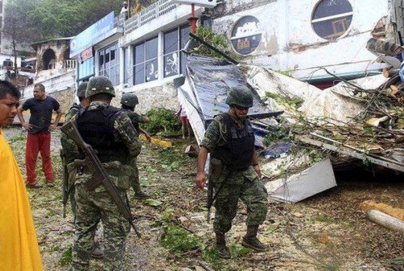 Badai Carlos di Acapulco, Meksiko menyebabkan pohon tumbang yang merusak bangunan, Senin (15/6).