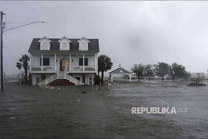 Badai Florence menyebabkan air pasang dan angin kencang menerpa rumah di Swansboro, Karolina Utara, AS.