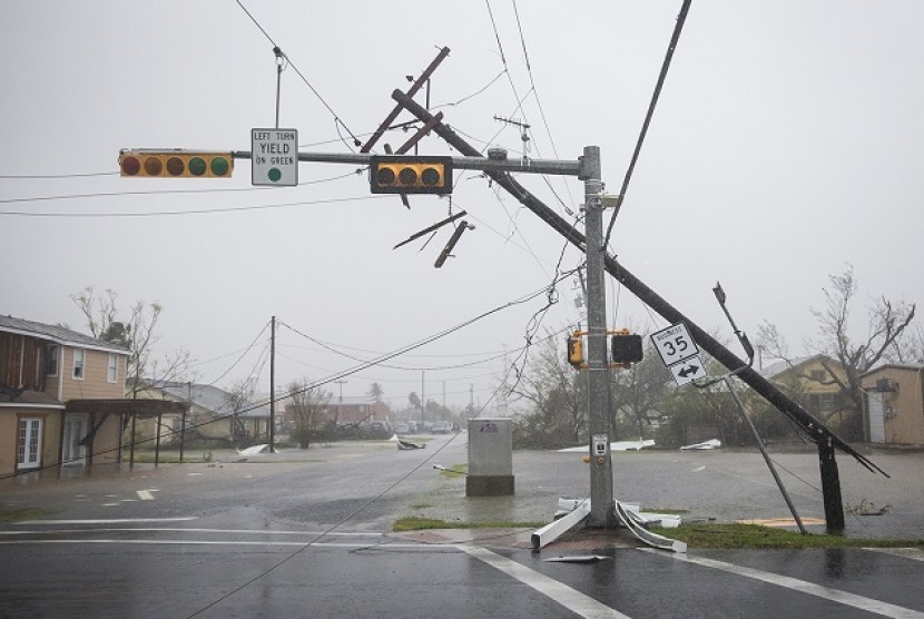 Badai Harvey menumbangkan tiang listrik di salah satu bagian Kota Rockport, Texas, AS, Sabtu (26/8).