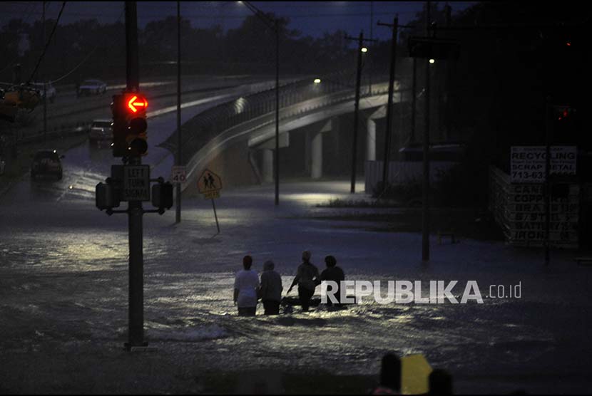 Badai Harvey menyebabkan ketinggian air terus bertambah di Houston Timur, Texas,