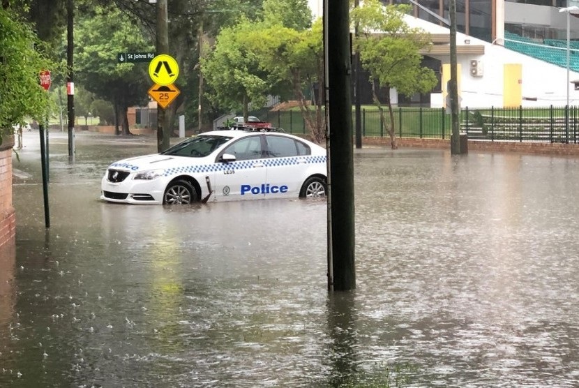 Badai hujan yang menerjang Sydney dan wilayah New South Wales lainnya menyebabkan banjir dan kekacauan lalu-lintas hari Rabu (28/11). 