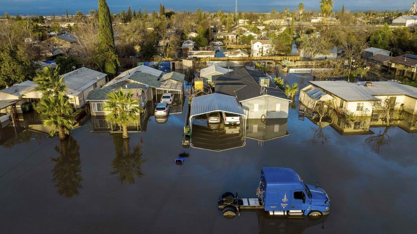 Badai musim dingin terus melanda California dengan hujan lebat yang memicu banjir, penutupan jalan dan pemadaman listrik.