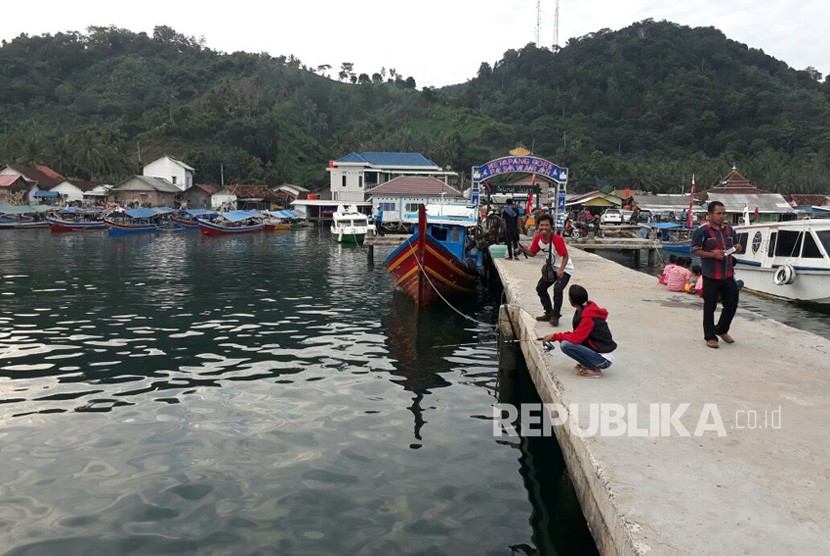 Kunjungan wisatawan ke Pulau Pahawang, Kecamatan Teluk Pandan, Kabupaten Pesawaran, Lampung.