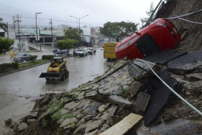 Badai tropis Manuel menyebabkan longsor dan banjir di resort Acapulco