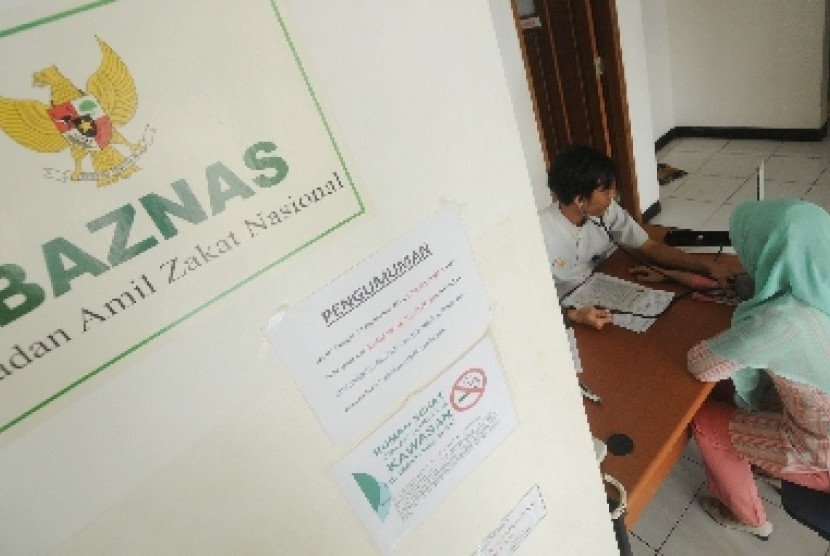      Badan Amil Zakat Nasional (Baznas) dan Dompet Dhuafa Republika memberikan layanan kesehatan cuma-cuma, yaitu klinik gratis 24 jam bagi kaum dhuafa.