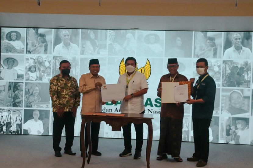 Badan Amil Zakat Nasional (Baznas) akhirnya memberikan surat rekomendasi izin operasional sebagai lembaga amil zakat kepada Bakrie Amanah di Kantor Pusat Baznas, Jakarta. 