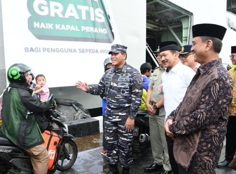 Badan Amil Zakat Nasional (BAZNAS) bekerja sama dengan TNI AL memberangkatkan peserta mudik lebaran gratis menggunakan kapal perang Indonesia (KRI) Banjarmasin 592 milik TNI AL.