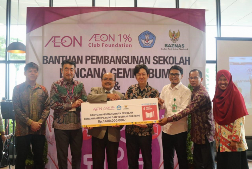 Badan Amil Zakat Nasional (Baznas) bekerjasama dengan AEON Group Donasikan Bantuan Pendidikan untuk Sulawesi Tengah. Senin (26/11) di Jakarta. 
