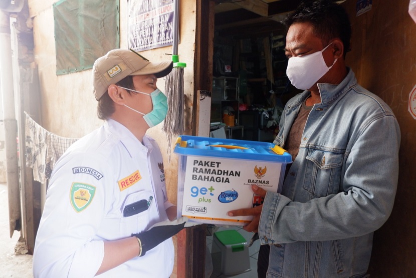Badan Amil Zakat Nasional (Baznas) bekerjasama dengan perusahaan multi-brand loyalty program berbasis aplikasi GetPlus, menyalurkan bantuan berupa Paket Logistik Keluarga untuk masyarakat miskin yang kesulitan memenuhi kebutuhan hidupnya karena terdampak Covid-19 di Jakarta.