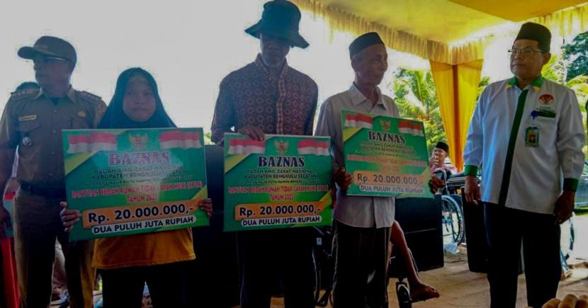 Badan Amil Zakat Nasional (Baznas) Bengkulu Selatan bersama Pemerintah Kabupaten Bengkulu Selatan menyalurkan bantuan renovasi rumah tidak layak huni (Rutilahu) kepada masyarakat miskin. 