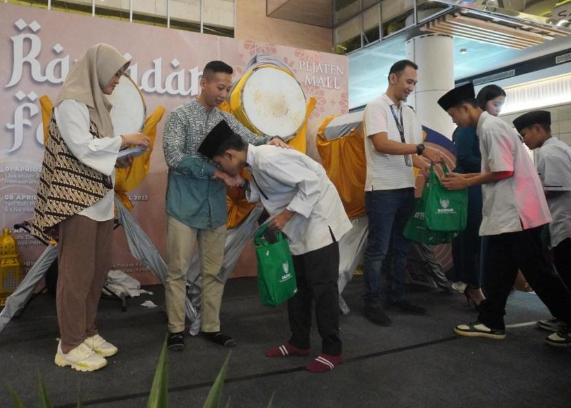 Badan Amil Zakat Nasional (Baznas) berkolaborasi dengan Mal Pejaten menggelar acara gerai Ramadhan dan santunan anak yatim. 