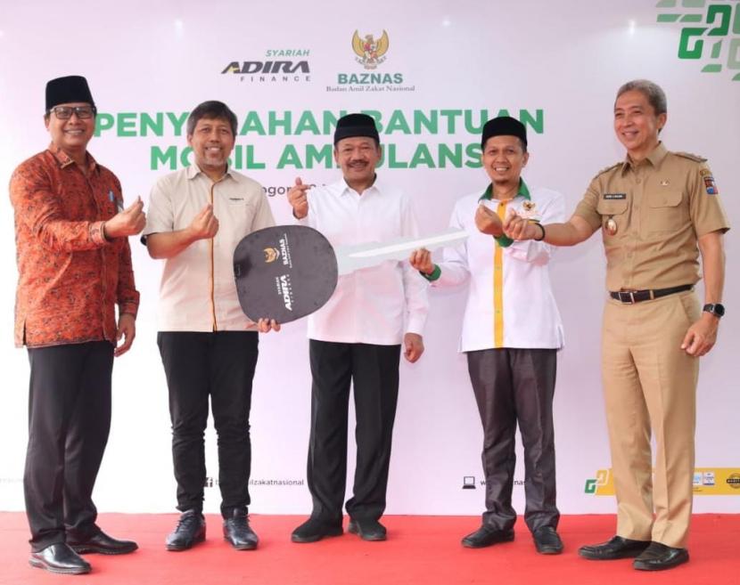 Badan Amil Zakat Nasional (Baznas) bersama Adira Finance Syariah menyalurkan bantuan mobil ambulans untuk Klinik Ibnu Sina Baznas. 