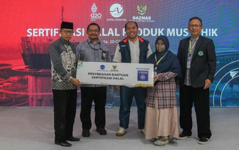 Badan Amil Zakat Nasional (Baznas) bersama Perum LPPNI (Airnav Indonesia) bekerja sama memberikan fasilitas bagi produk-produk UMKM mustahik binaan Baznas untuk mendapatkan sertifikasi halal agar dapat lebih berdaya saing. 