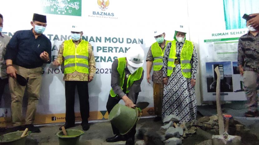 Badan Amil Zakat Nasional (Baznas) bersama salah satu organisasi Islam terbesar di Indonesia Nahdlatul Ulama (NU) melakukan penandatanganan MoU dan peletakan batu pertama pembangunan Rumah Sehat Baznas (RSB).