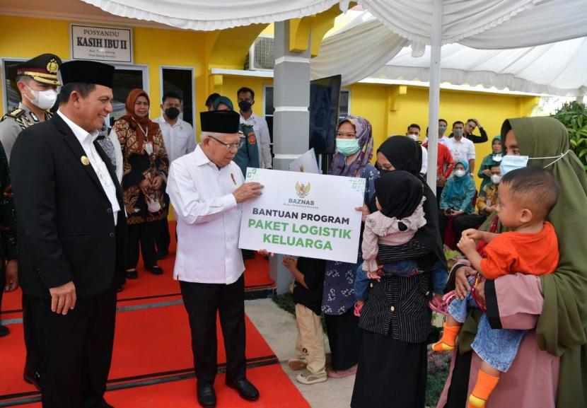 Badan Amil Zakat Nasional (Baznas) bersama Wakil Presiden RI Prof Dr KH Maruf Amin menyerahkan bantuan Paket Logistik Keluarga kepada masyarakat yang membutuhkan di Kabupaten Bintan, Kepulauan Riau.