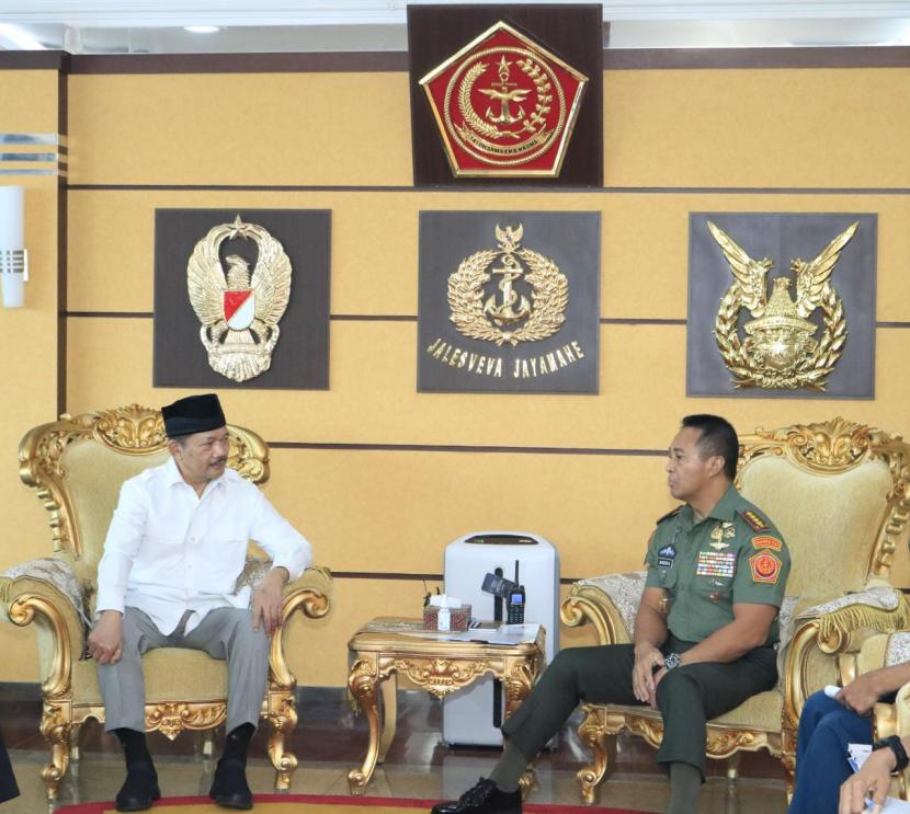 Badan Amil Zakat Nasional (BAZNAS) bersinergi dengan Tentara Nasional Indonesia (TNI) dan Badan Nasional Pengelola Perbatasan (BNPP) dalam memberdayakan mustahik di daerah perbatasan Republik Indonesia. 