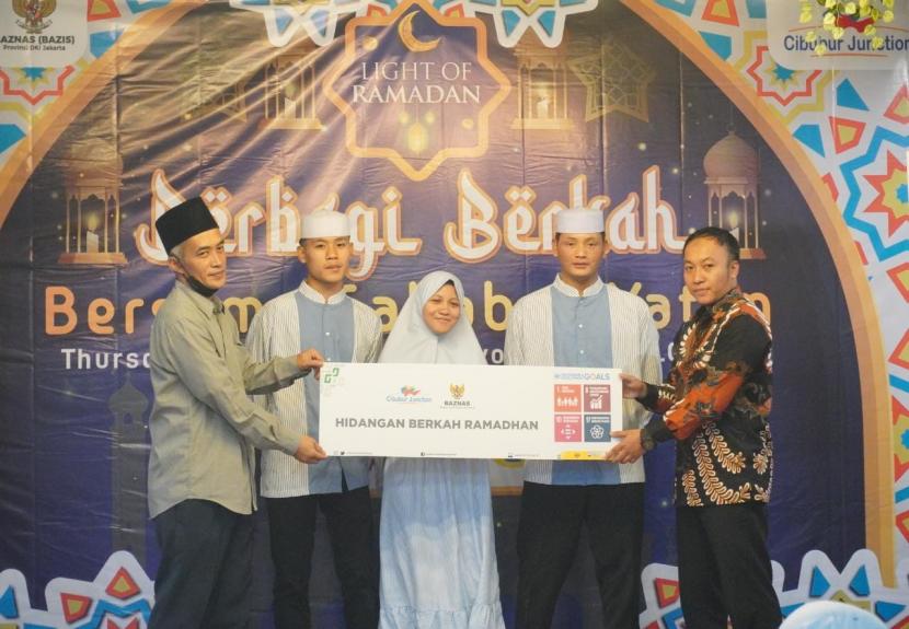 Badan Amil Zakat Nasional (BAZNAS) dalam pembukaan gerai Ramadan melalui Berbagi Berkah Bersama Sahabat Yatim yang digelar di Kawasan Cibubur Junction, Kamis (6/4/2023).