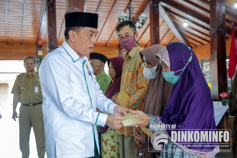 Badan Amil Zakat Nasional (Baznas) Kabupaten Banjarnegara kembali mentasyarufkan dana zakat kepada para mustahik. Kali ini, nilainya mencapai lebih dari Rp 2,4 miliar.