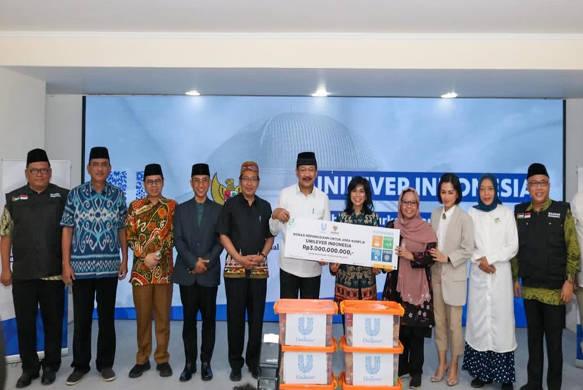Badan Amil Zakat Nasional (Baznas) has again received humanitarian aid from Unilever Indonesia. This time, Rp 3 billion in support will be channeled to help victims in conflict areas. The handover of humanitarian donations was symbolically held today at Baznas Building, Jakarta, attended by the Chairman of Baznas, Prof. KH. Noor Achmad MA; Director of Zakat and Waqf Empowerment (Ditzawa) Ministry of Religion, Prof. Waryono Abdul Ghafur; Independent Commissioner of Unilever Indonesia, Alissa Wahid; and Director and Corporate Secretary of Unilever Indonesia, Nurdiana Darus.