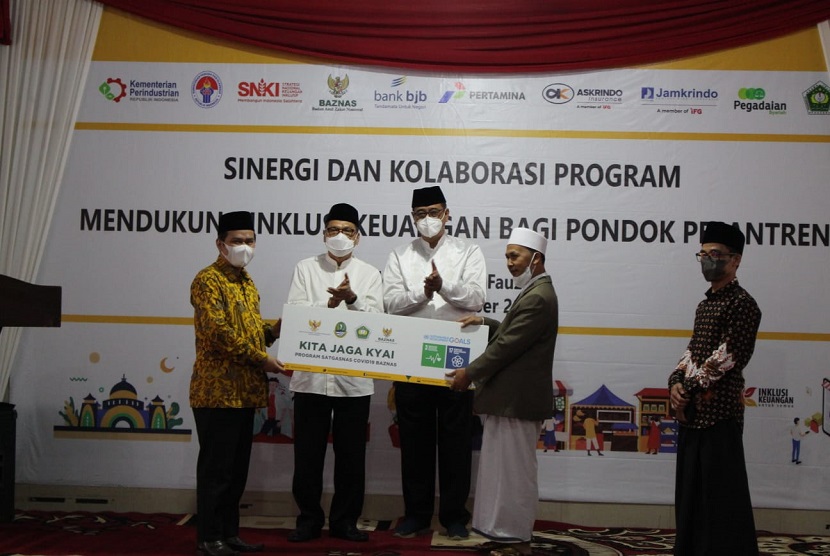 Badan Amil Zakat Nasional (BAZNAS) kembali menyalurkan bantuan program Kita Jaga Kyai (KJK) di Pondok Pesantren Fauzan Garut, Jawa Barat, Jumat (26/11). Penyerahan bantuan dilakukan dalam acara Sinergi dan Kolaborasi Program Mendukung Inklusi Keuangan Bagi Pondok Pesantren. 