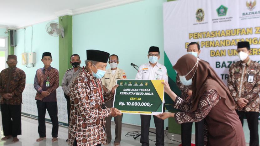 Badan Amil Zakat Nasional (Baznas) Kota Yogyakarta menyalurkan dana zakat, infak, dan sedekah (ZIS) triwulan IV 2020 di Masjid Diponegoro, Kompleks Balai Kota Yogyakarta.
