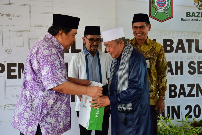 Badan Amil Zakat Nasional (Baznas) melakukan peletakan batu pertama pembangunan Rumah Sehat Baznas (RSB) di Kota Bima, Nusa Tenggara Barat, Sabtu (17/6/2023).