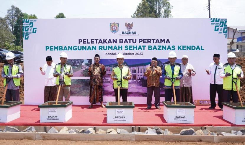 Badan Amil Zakat Nasional (Baznas) melakukan peletakan batu pertama pembangunan Rumah Sehat Baznas (RSB) di Kendal, Jawa Tengah, Selasa (17/10/2023). 
