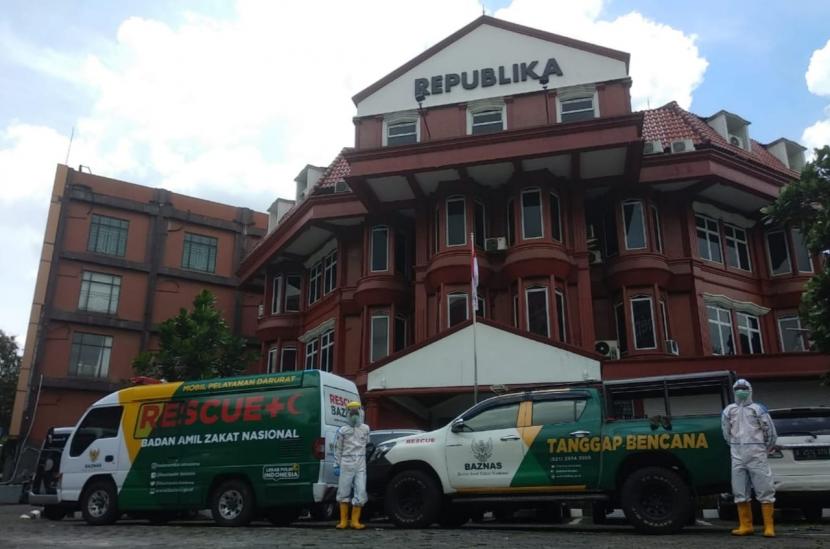 Badan Amil Zakat Nasional (BAZNAS) melakukan penyemprotan disinfektan ke kantor salah satu media cetak dan elektronik, Harian Umum (HU) REPUBLIKA, di Warung Buncit No 37, Jakarta Selatan, Jumat (3/4).