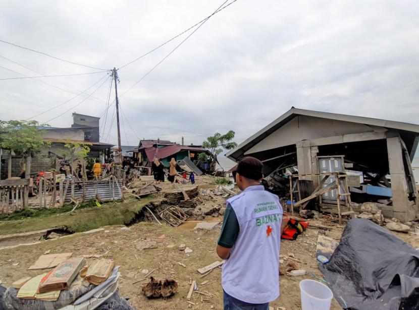 Badan Amil Zakat Nasional (Baznas) melakukan respons cepat dalam membantu warga terdampak banjir bandang di Desa Torue, Kecamatan Torue, Kabupaten Parigi Moutong, Sulawesi Tengah. Langkah cepat yang dilakukan Baznas adalah dengan membantu proses evakuasi korban, pendataan kebutuhan pokok, dan memberi pelayanan kesehatan kepada warga terdampak banjir, Jumat (29/7)