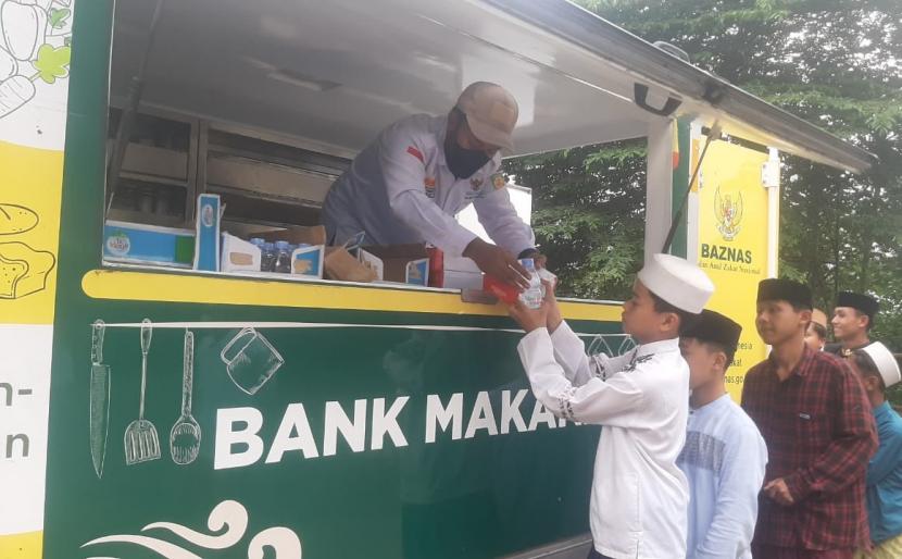 Badan Amil Zakat Nasional (Baznas) melalui Bank Makanan berbagi kebahagiaan, dan membantu pemenuhan gizi masyarakat dengan mendistribusikan makanan siap saji di Pesantren Darul Amal dan panti asuhan Sanggar Senja, Bogor. 