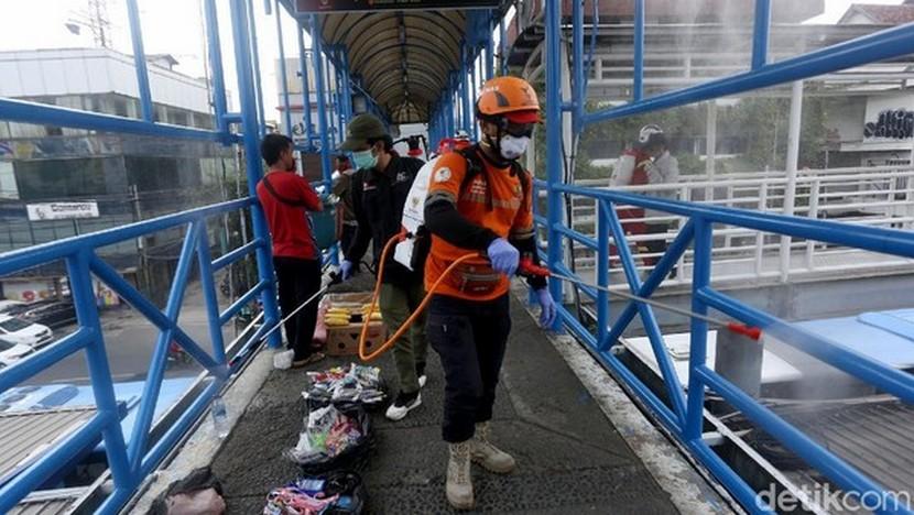 Badan Amil Zakat Nasional (BAZNAS) melalui BAZNAS Tanggap Bencana melakukan aksi pembersihan ruang publik di Jakarta, pada Ahad (15/3). (Dok. Baznas)