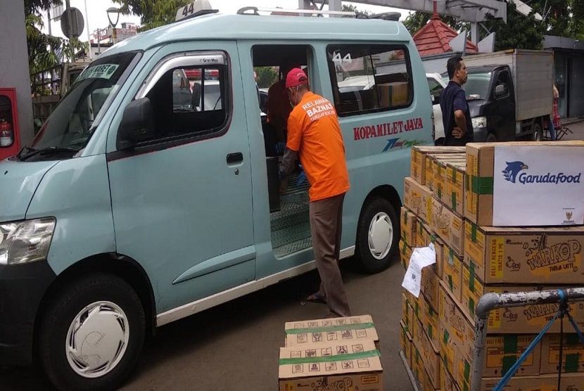 Badan Amil Zakat Nasional (Baznas) melalui Baznas Tanggap Bencana menggandeng sopir angkot yang biasa beroperasi di wilayah Kampung Melayu untuk menyalurkan bantuan logistik ke PMI DKI Jakarta, Kamis (2/4).