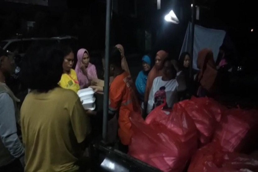 Badan Amil Zakat Nasional (Baznas) melalui Baznas Tanggap Bencana (BTB) Provinsi Papua menyalurkan bantuan berupa 400 makanan siap saji kepada korban gempa Jayapura Papua.
