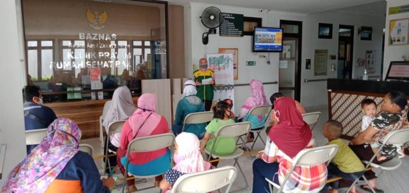 Badan Amil Zakat Nasional (Baznas) melalui klinik pratama Rumah Sehat Baznas terus mengedukasi masyarakat tentang pentingnya menjaga kesehatan di tengah pandemi Covid-19.