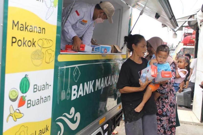 Badan Amil Zakat Nasional (BAZNAS) melalui program Bank Makanan, mendistribusikan 300 paket makanan siap saji untuk masyarakat ekonomi rentan di Kampung Lio, Kelurahan Depok, Kecamatan Pancoran Mas, Kota Depok, Jawa Barat, Senin (5/9/2022).