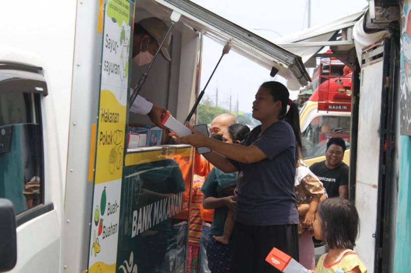 Badan Amil Zakat Nasional (BAZNAS) melalui program Bank Makanan, mendistribusikan 300 paket makanan siap saji untuk masyarakat ekonomi rentan di Kampung Lio, Kelurahan Depok, Kecamatan Pancoran Mas, Kota Depok, Jawa Barat, Senin (5/9/2022).