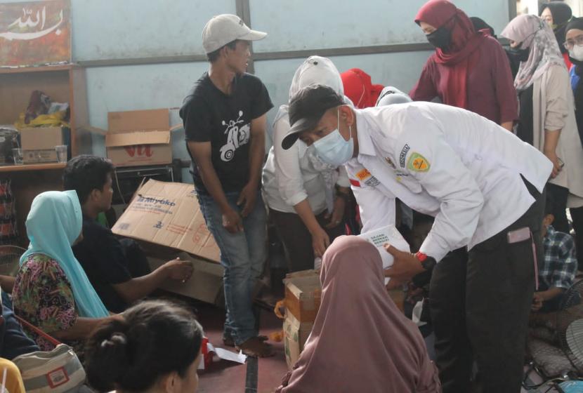 Badan Amil Zakat Nasional (Baznas) melalui program Bank Makanan mendsitribusikan 150 paket makanan siap saji ZChicken untuk para penyintas kebakaran di Pademangan Timur, Jakarta Utara, Senin (24/10/2022).