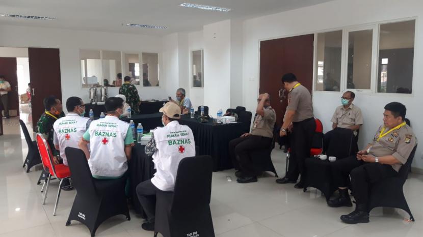  Badan Amil Zakat Nasional (BAZNAS) melalui Rumah Sehat BAZNAS (RSB) langsung melakukan langkah koordinasi dengan mendatangi Wisma Atlet di Kawasan Sunter, Jakarta Utara, Senin (23/3). 