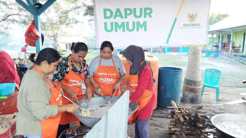 Badan Amil Zakat Nasional (BAZNAS) melalui tim BAZNAS Tanggap Bencana (BTB) menyiapkan layanan dapur umum, dapur air, layanan kesehatan, serta layanan dukungan psikososial (LDP) bagi penyintas bencana tanah longsor Natuna, Kepulauan Riau.
