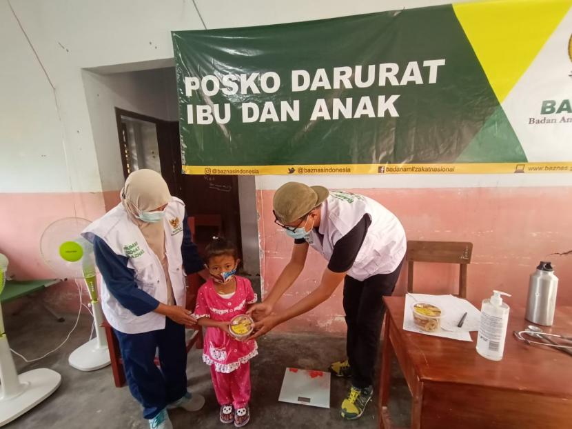 Badan Amil Zakat Nasional (Baznas) melalui tim Rumah Sehat Baznas (RSB) menemukan sejumlah anak terdampak erupsi Gunung Semeru mengalami stunting. 