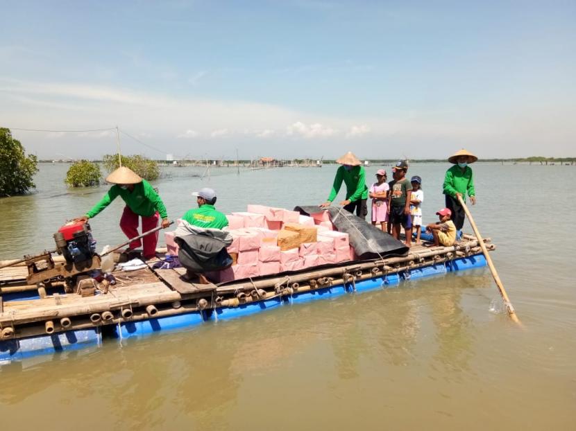 Badan Amil Zakat Nasional (Baznas) melalui Zakat Community Development (ZCD) mendistribusikan Paket Logistik Keluarga (PLK) kepada korban banjir rob di Desa Bedono, Kecamatan Sayung, Kabupaten Demak, Jawa Tengah. 
