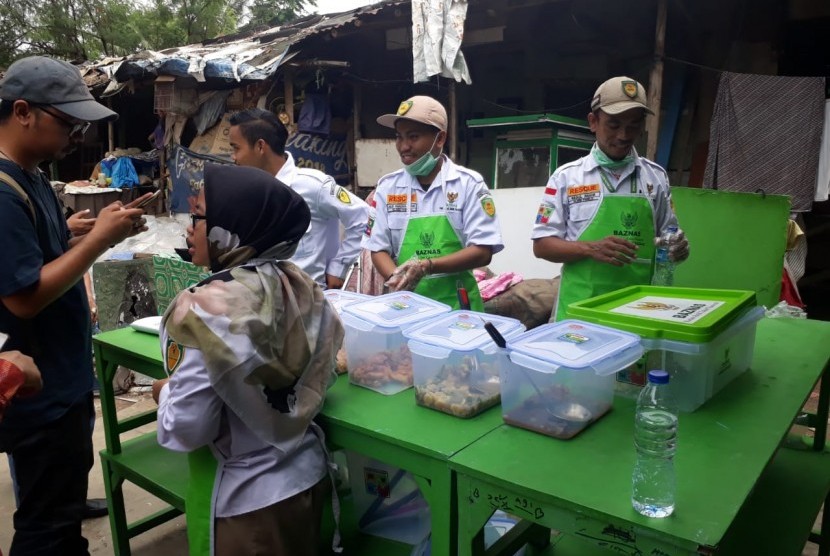 Badan Amil Zakat Nasional (Baznas) meluncurkan program Bank Makanan untuk 100 orang warga Kampung Pemulung, Jurangmangu Timur, Tangerang Selatan, Banten, Rabu (16/10).
