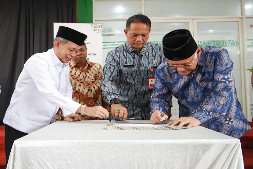 Badan Amil Zakat Nasional (Baznas) meluncurkan program Baznas Microfinance Desa (BMD) di Tangerang, sebagai upaya Baznas dalam membantu para mustahik pelaku usaha mikro dalam mengembangkan usahanya.