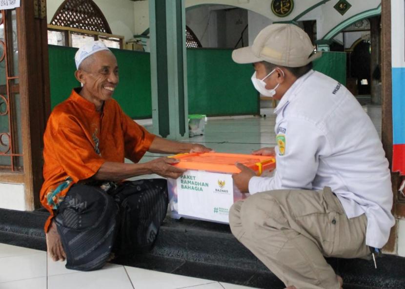Badan Amil Zakat Nasional (BAZNAS) membagikan 12.500 Paket Ramadhan Bahagia yang berisi bahan makanan pokok untuk keluarga Mustahik selama Ramadhan.